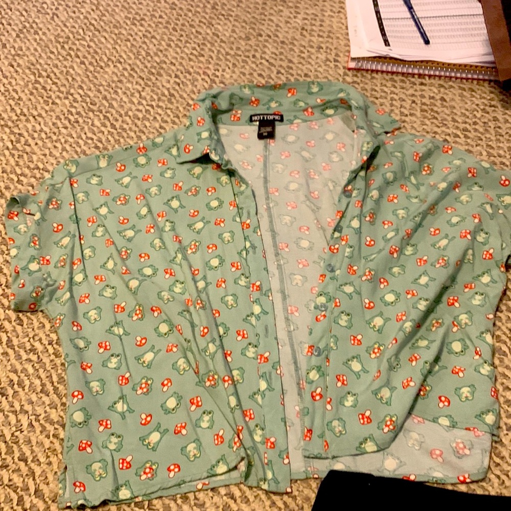 frog button up, slight crop